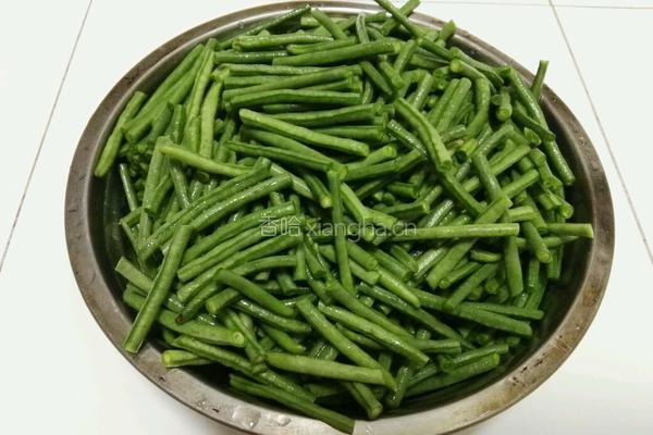 豇豆炒肉丝的做法图解1