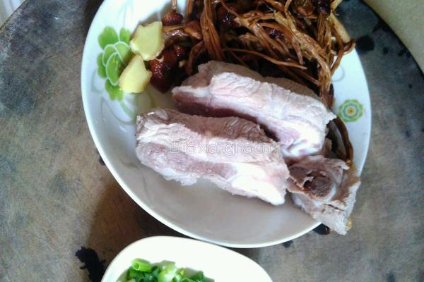 茶树菇肉骨头汤的做法图解1