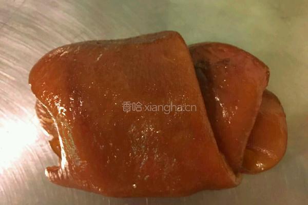 双椒炒猪皮的做法图解1