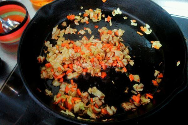 卷心菜炒饭的做法图解4