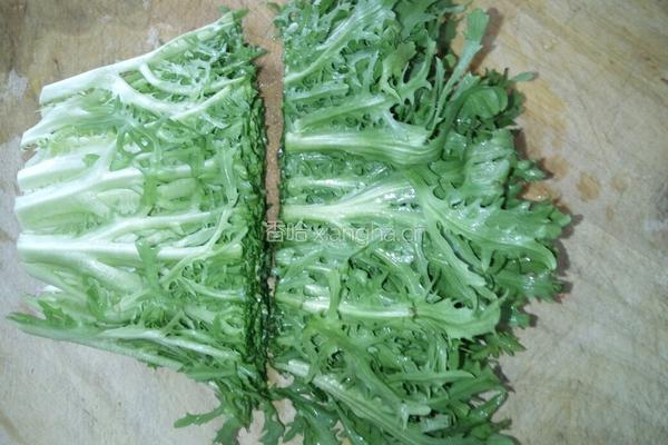 丁香鱼拌苦菊的做法图解2