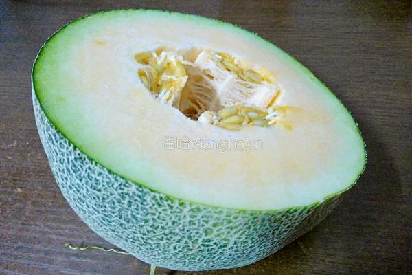 鲜榨哈密瓜汁的做法图解1