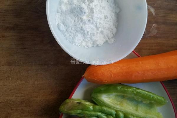 苦瓜胡萝卜鸡蛋饼的做法图解1