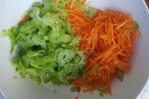 苦瓜胡萝卜鸡蛋饼的做法图解2