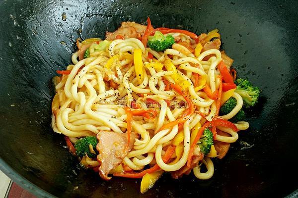 彩椒培根炒乌冬面的做法图解8