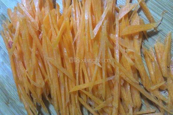 胡萝卜炒绿豆芽的做法图解1