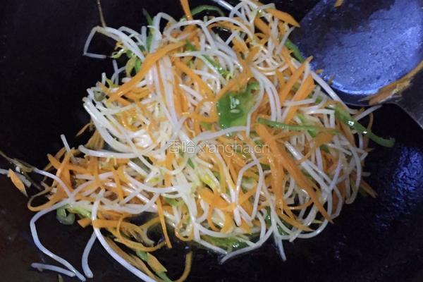 胡萝卜炒绿豆芽的做法图解7