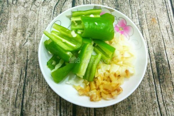 卷心菜炒圣女果的做法图解2