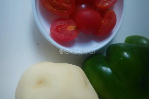 圣女果炒土豆的做法图解1