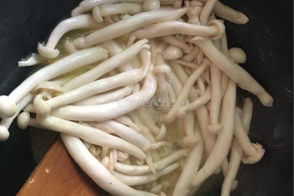 彩椒海鲜菇炒鸡蛋的做法图解5