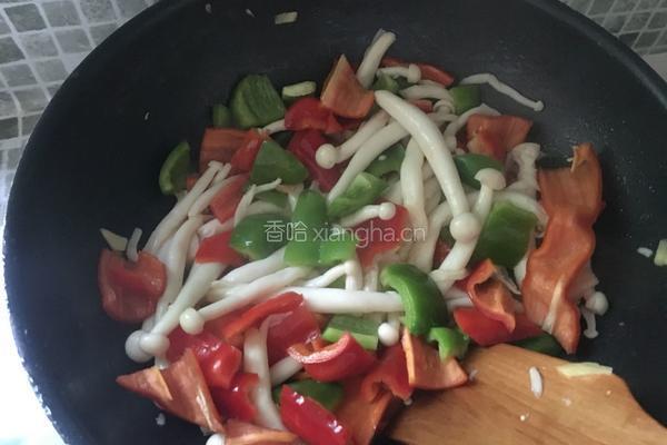 彩椒海鲜菇炒鸡蛋的做法图解6