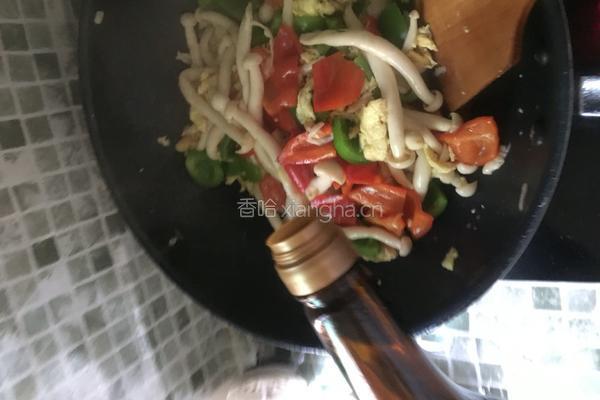 彩椒海鲜菇炒鸡蛋的做法图解9