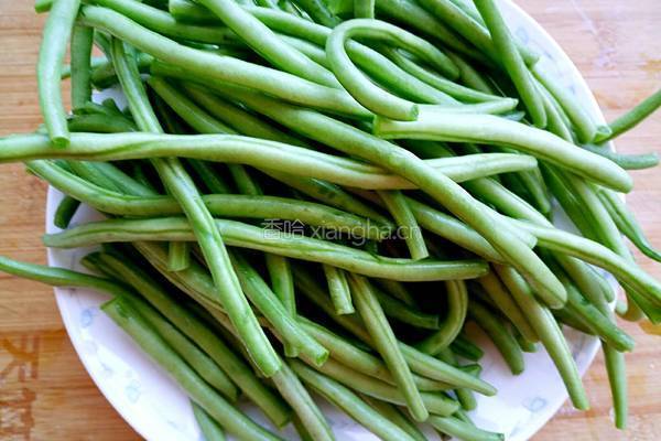 豆角炖肉的做法图解1