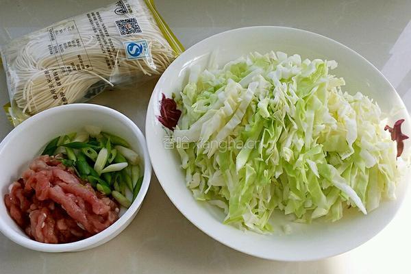 肉丝卷心菜炒面的做法图解1