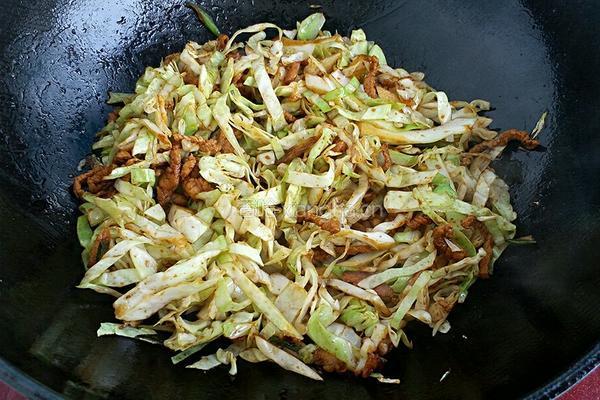 肉丝卷心菜炒面的做法图解5