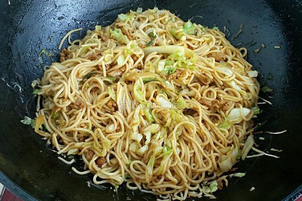 肉丝卷心菜炒面的做法图解7