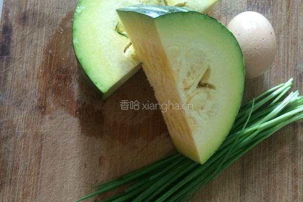嫩南瓜鸡蛋煎饼的做法图解1