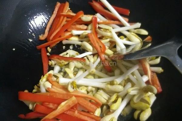 彩椒炒花生芽的做法图解4