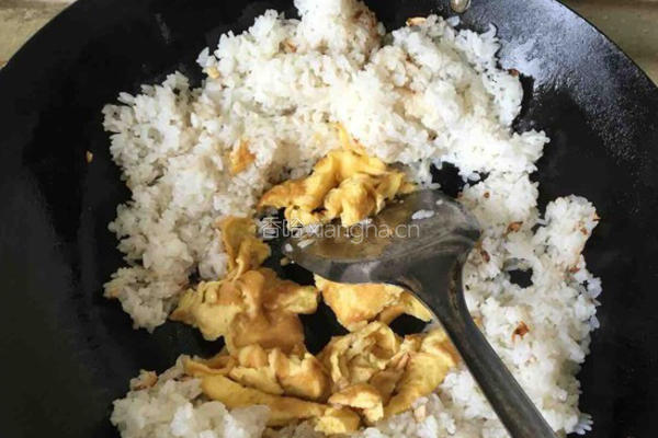 酱菜笨鸡蛋炒饭的做法图解3