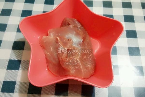 彩椒炒肉片的做法图解1