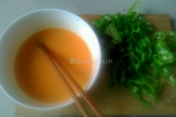 鸡蛋炒辣椒的做法图解1