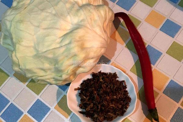 梅干菜炒卷心菜的做法图解1