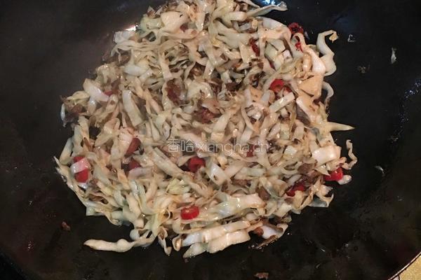 梅干菜炒卷心菜的做法图解6