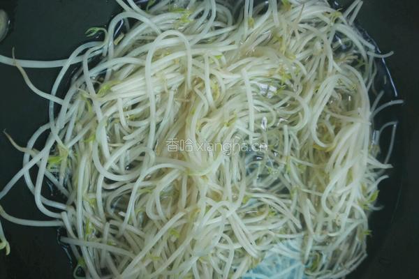 绿豆芽炒火腿肠的做法图解2