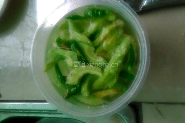 清炒苦瓜的做法图解3