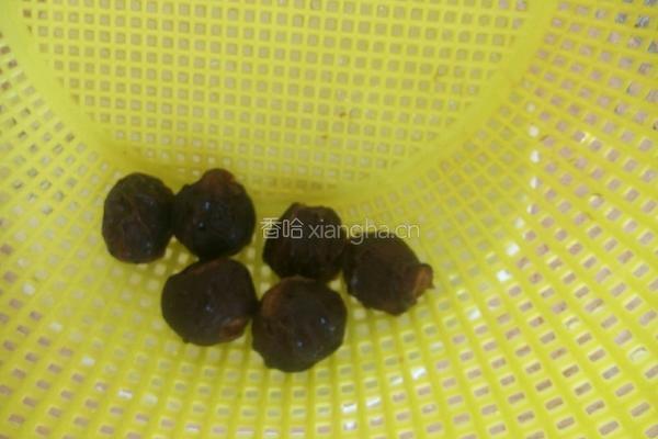 桂圆菊花茶的做法图解2