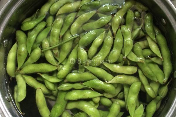 盐水毛豆的做法图解1