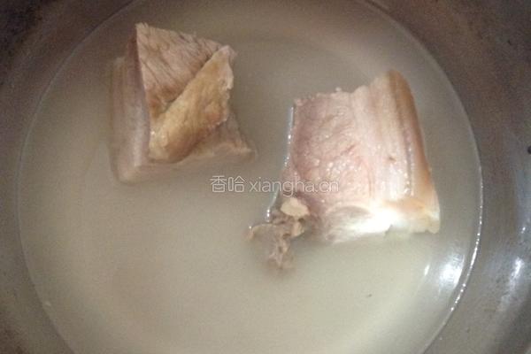 卷心菜炒回锅肉的做法图解1