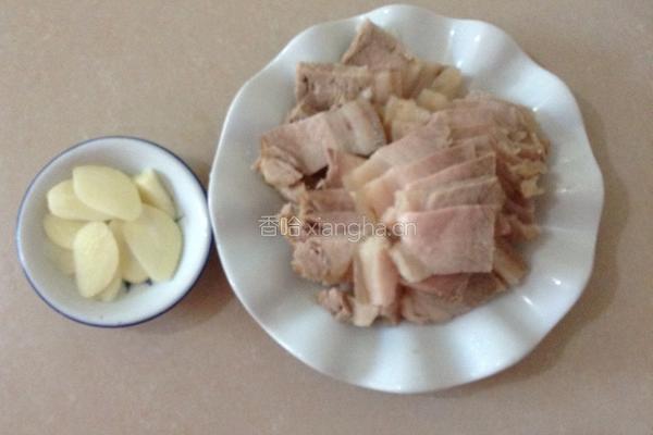 卷心菜炒回锅肉的做法图解2