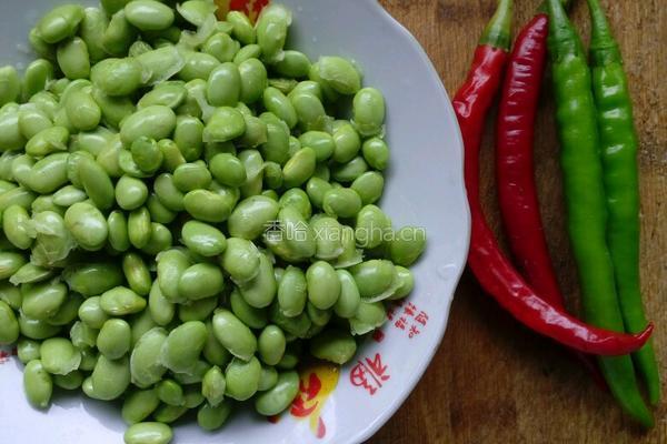 辣椒炒青豆的做法图解1