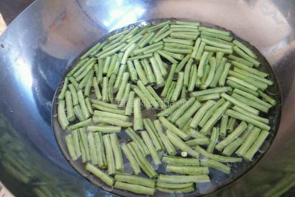 香菇麻酱豆角的做法图解3