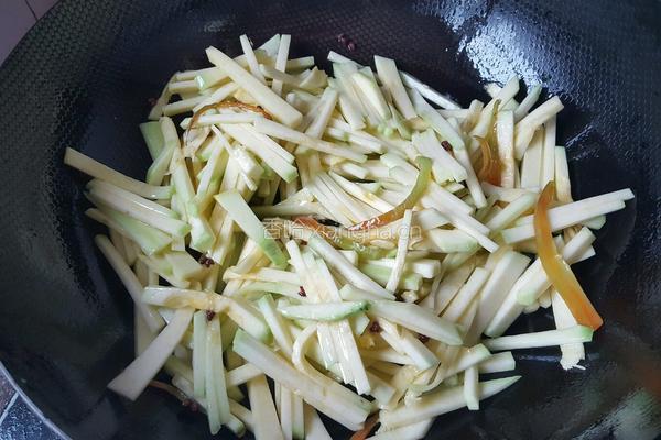 彩椒炒南瓜条的做法图解7