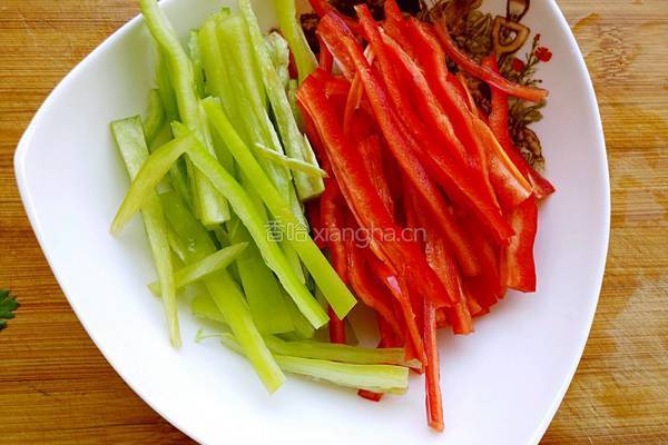 凉拌彩椒芹菜的做法图解1