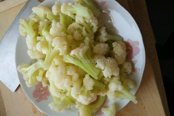 菜花炒肉片的做法图解1