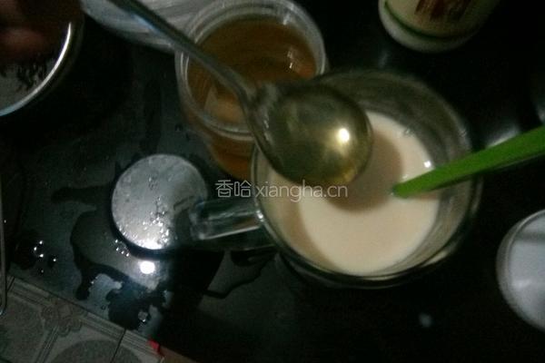 蜂蜜奶茶的做法图解4