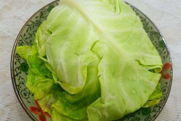 卷心菜腊肉炒饭的做法图解1