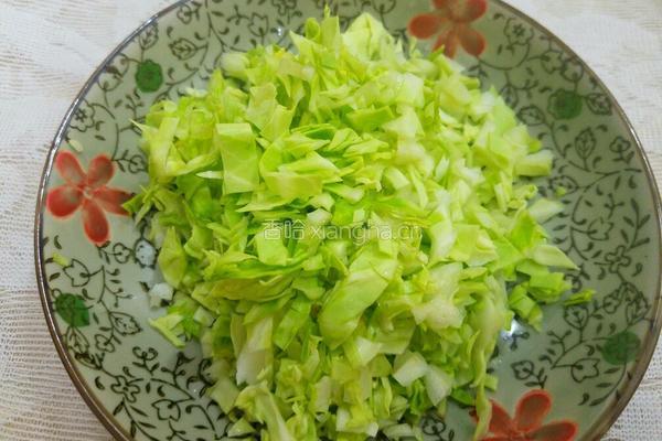 卷心菜腊肉炒饭的做法图解2