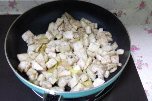 五花肉芋头饭的做法图解3