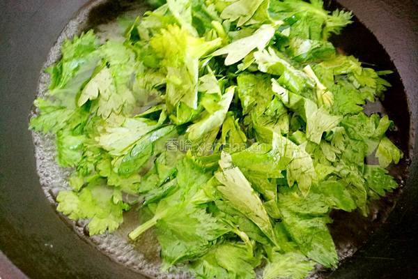凉拌芹菜叶的做法图解2