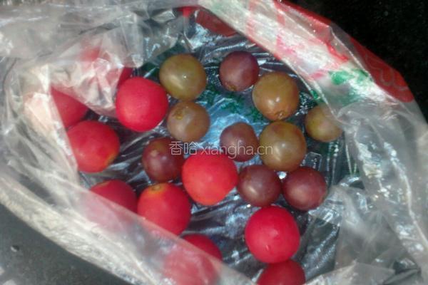 圣女果葡萄蛋拼盘的做法图解1