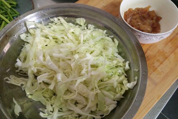 鸡肉炒卷心菜的做法图解1