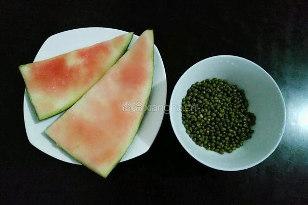 西瓜皮绿豆甜汤的做法图解1