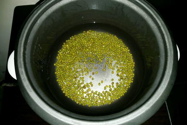 西瓜皮绿豆甜汤的做法图解2