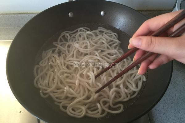 咖喱炒乌冬面的做法图解2