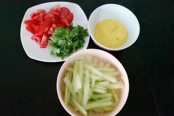 西瓜皮西红柿蛋花汤的做法图解2