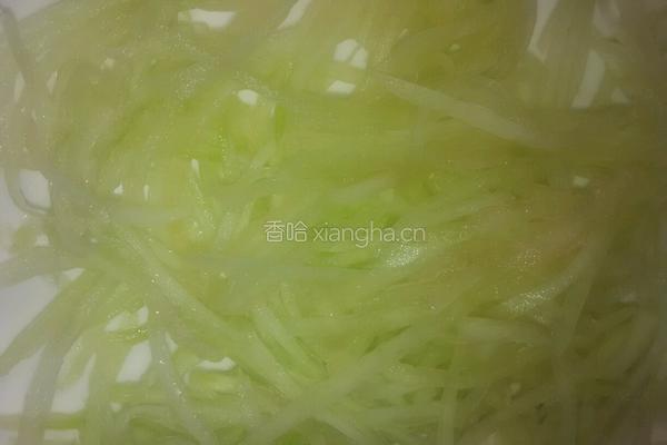 凉拌西瓜皮黄瓜的做法图解1
